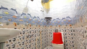 Deluxe Double Room | Bathroom | Shower, towels, soap, shampoo
