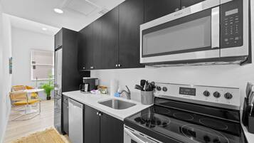 Refrigerador, microondas, horno y parrilla de estufa