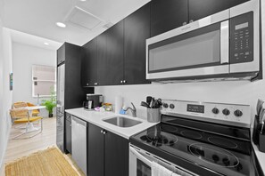 Réfrigérateur, four à micro-ondes, un four, surface de cuisson