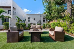 Terrace/patio - Pineapple Paradise #1 • 13 min to Beach • Fire Pit (Sarasota)