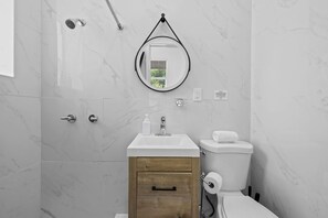 Douche, séchoir à cheveux, serviettes fournies