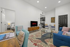 Televisión y oficina 