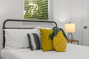 1 habitación, escritorio, tabla de planchar con plancha y cuna de viaje 