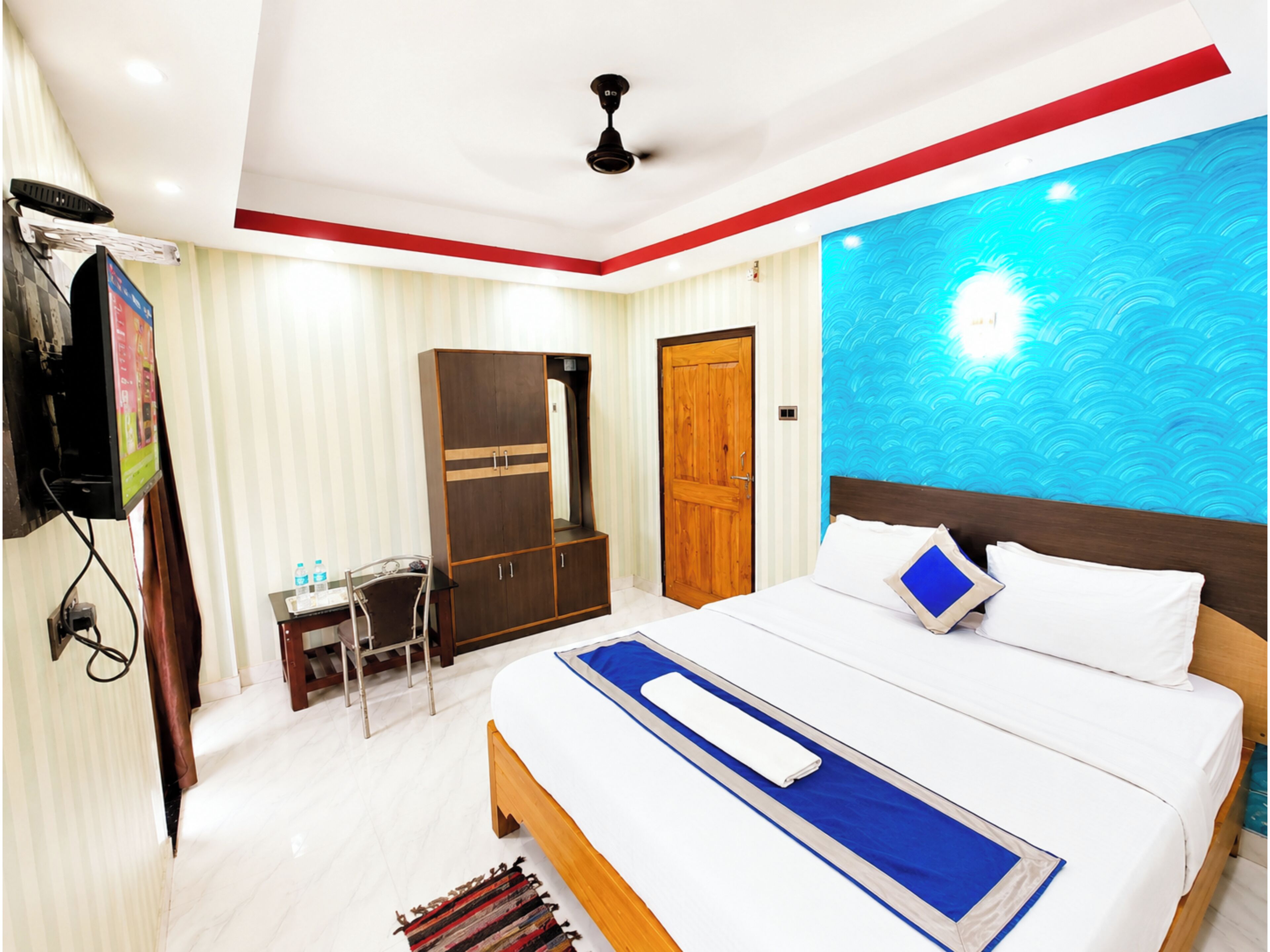 Hypo-allergenic bedding, in-room safe, desk, soundproofing