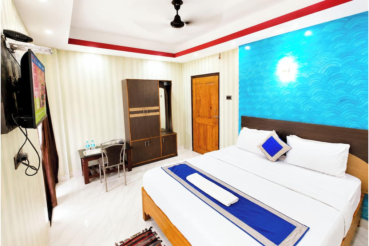 Hypo-allergenic bedding, in-room safe, desk, soundproofing