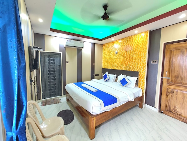Deluxe Double Room | Hypo-allergenic bedding, in-room safe, desk, soundproofing