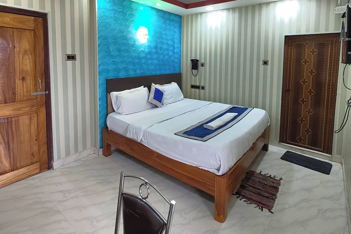Hypo-allergenic bedding, in-room safe, desk, soundproofing
