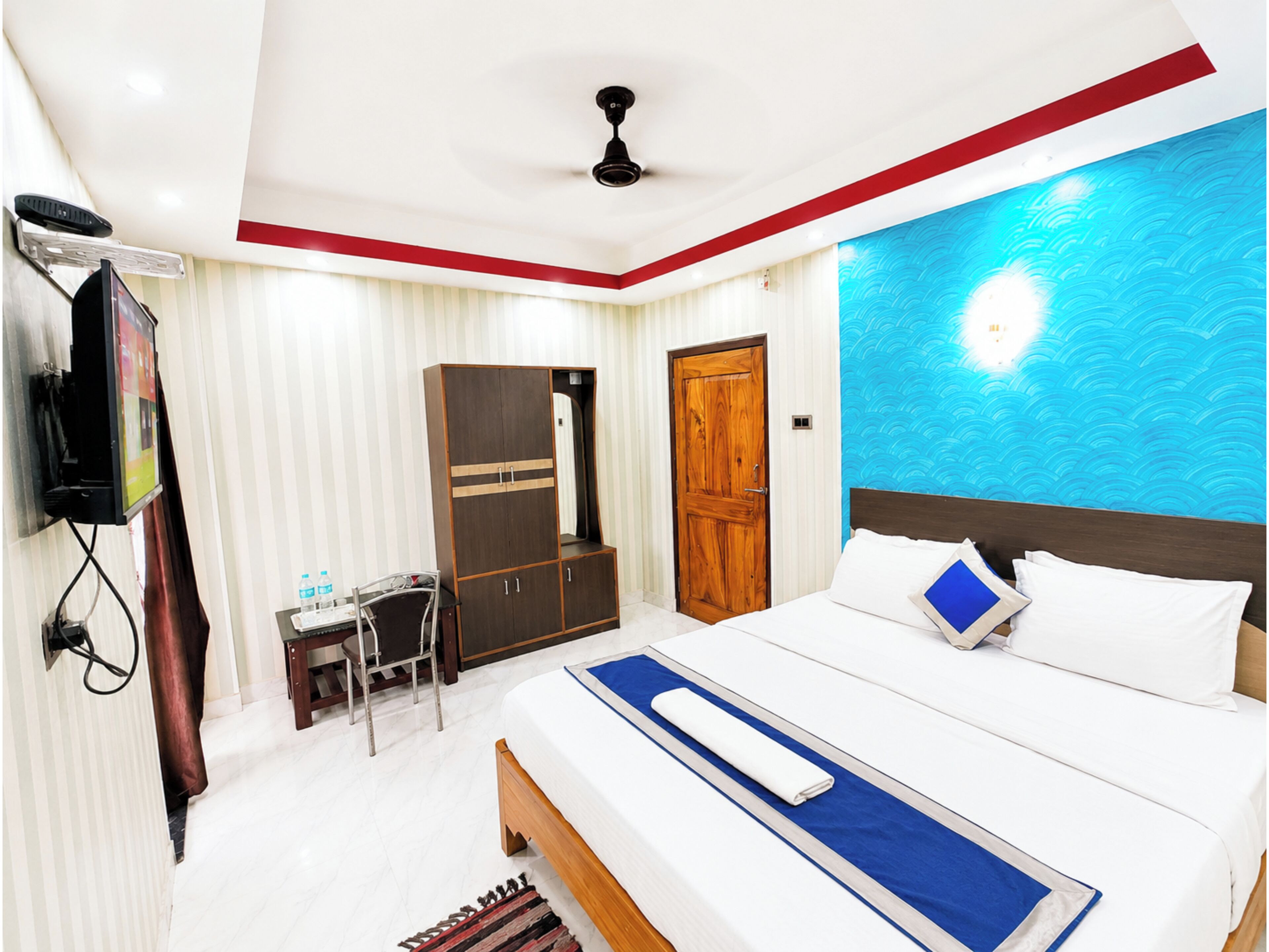 Hypo-allergenic bedding, in-room safe, desk, soundproofing