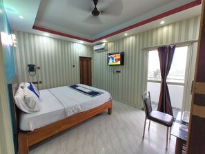Deluxe Double Room | Hypo-allergenic bedding, in-room safe, desk, soundproofing