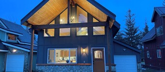 Charming 2-bedroom retreat Chalet Soleil au Lake Pend Oreille!