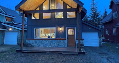 Charming 2-bedroom retreat Chalet Soleil au Lake Pend Oreille!