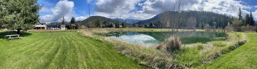 Charming 2-bedroom retreat Chalet Soleil au Lake Pend Oreille!