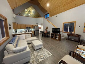 TV, fireplace - Charming 2-bedroom retreat Chalet Soleil au Lake Pend Oreille! (Clark Fork)