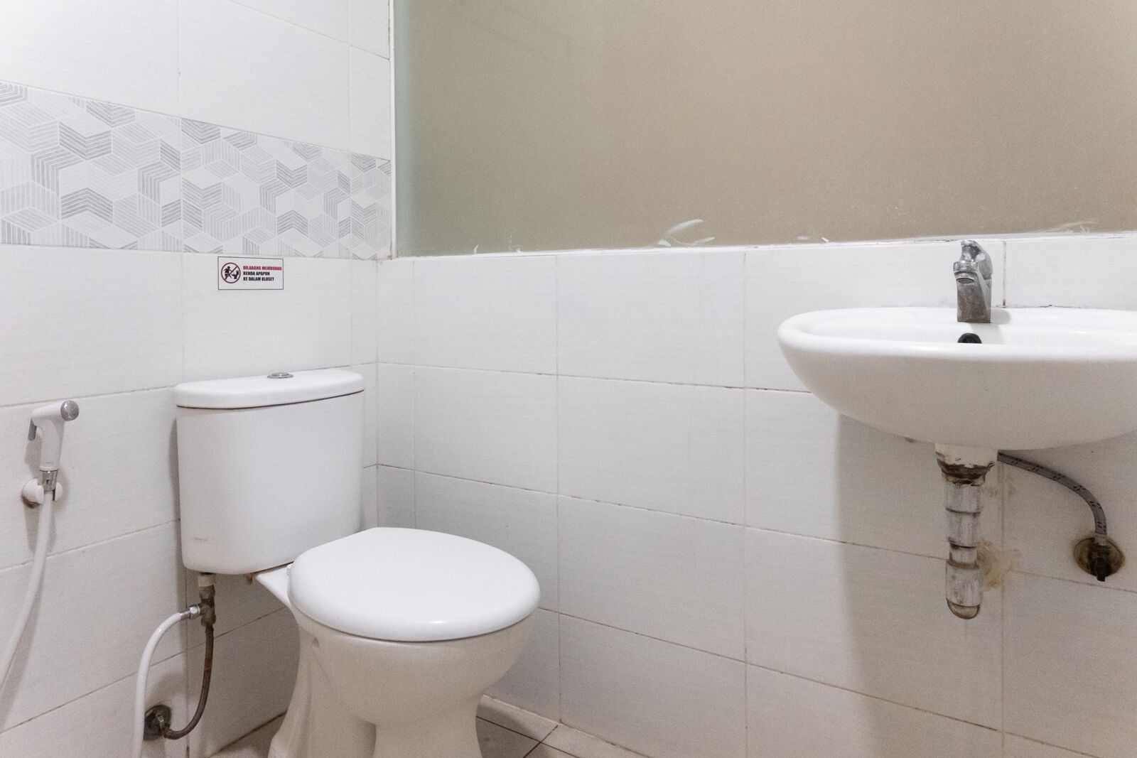 Un baño pequeño y limpio con inodoro y lavamanos.