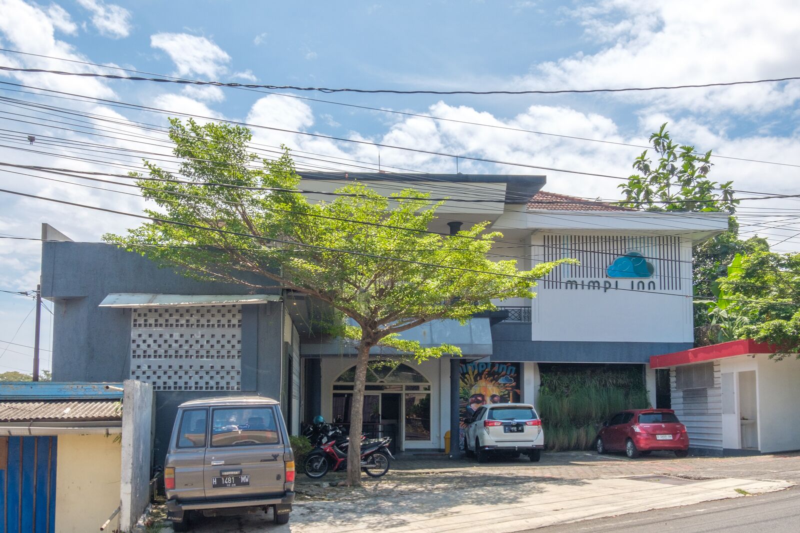 A building with a sign reading "MIMPIN".