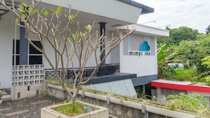 A modern building with a sign reading "Mimpi Inn". - INNCA Telaga Bodas, Semarang (Semarang)