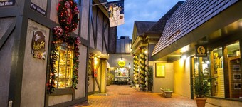 First-Floor 2BR/2BA at Gatlinburg Chateau • Walk to Downtown