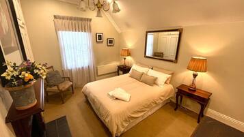 6 bedrooms, desk, iron/ironing board, WiFi
