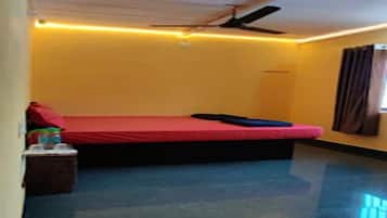 Deluxe Room | Hypo-allergenic bedding, blackout curtains, soundproofing, free WiFi