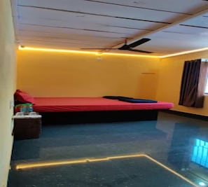 Deluxe Room | Hypo-allergenic bedding, blackout curtains, soundproofing, free WiFi