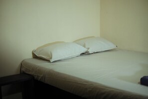 Deluxe Room | Hypo-allergenic bedding, blackout drapes, soundproofing, free WiFi - Aisiri Guest House Rooms (Gokarna)