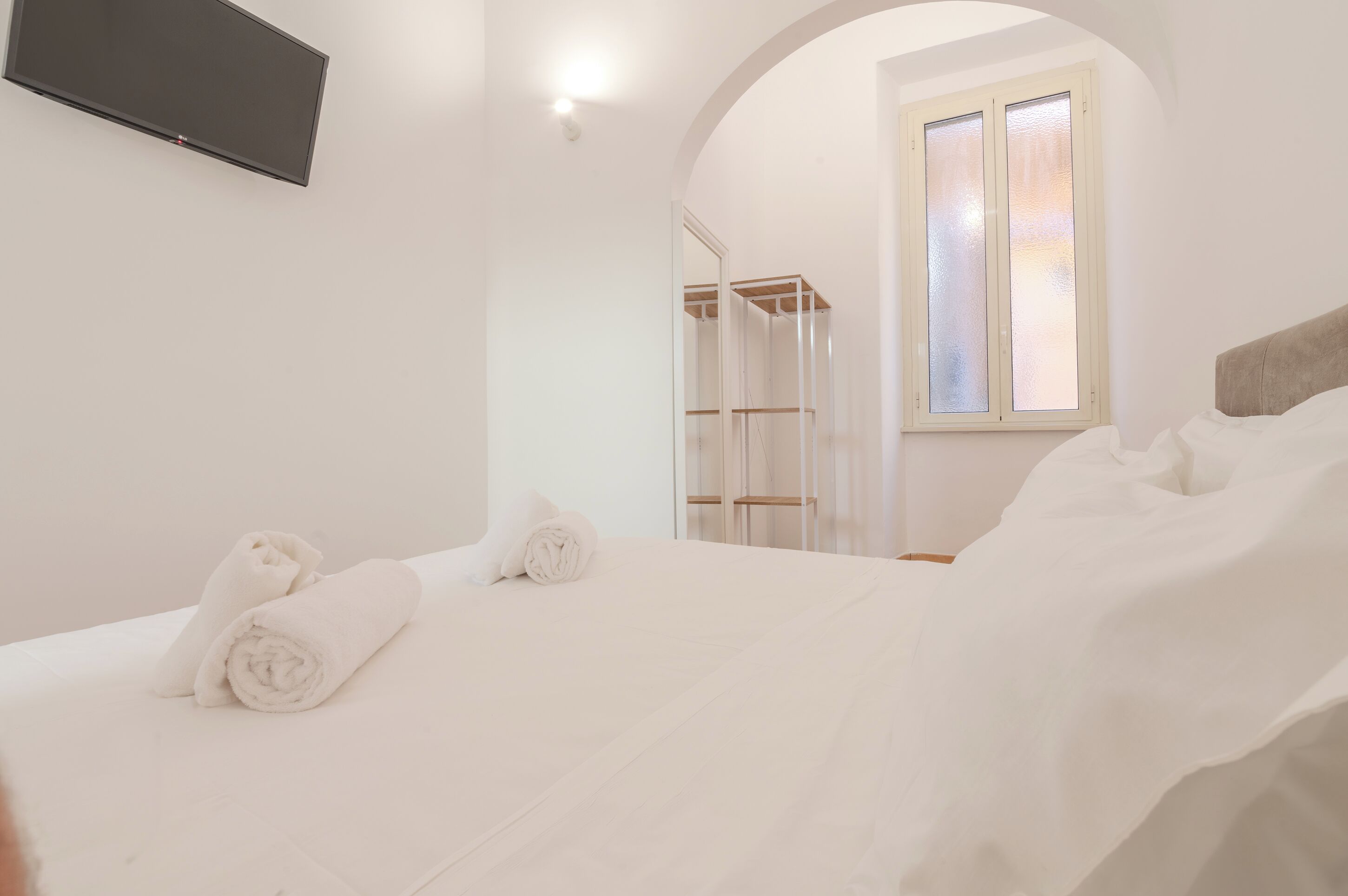 2 bedrooms, iron/ironing board, internet, bed sheets