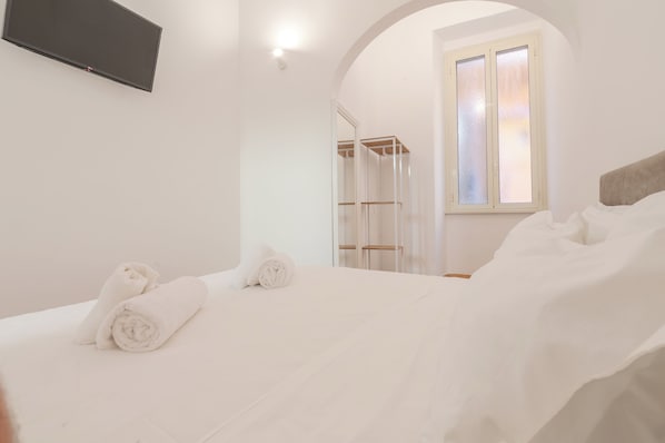 2 bedrooms, iron/ironing board, internet, bed sheets