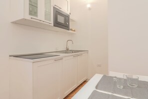 Fridge, microwave, stovetop, electric kettle - COZY RHOME - IN THE HEART OF ROME (Roma)