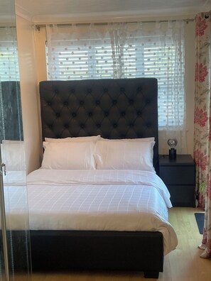 1 bedroom, desk, free WiFi, bed sheets