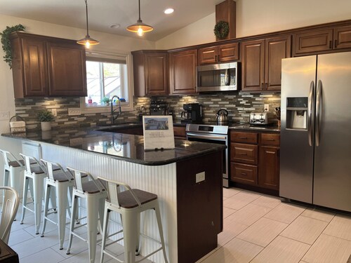 Spacious 5-bedroom house in Moscow with AC, RV Parking. Family friendly