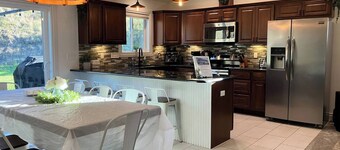 Spacious 5-bedroom house in Moscow with AC, RV Parking. Family friendly