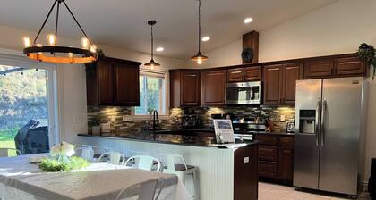 Spacious 5-bedroom house in Moscow with AC, RV Parking. Family friendly