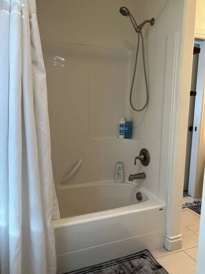 Shower, hair dryer, towels, soap - Spacious 5-bedroom house in Moscow with AC, RV Parking. Family friendly (Moscow)