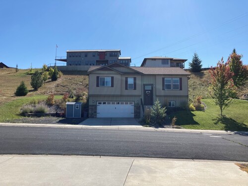 Spacious 5-bedroom house in Moscow with AC, RV Parking. Family friendly