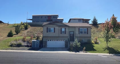 Spacious 5-bedroom house in Moscow with AC, RV Parking. Family friendly