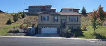 Spacious 5-bedroom house in Moscow with AC, RV Parking. Family friendly