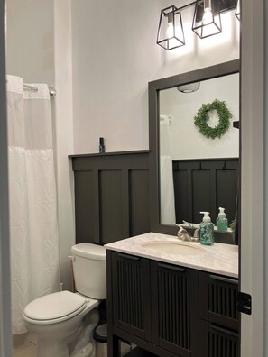 Shower, hair dryer, towels, soap - Spacious 5-bedroom house in Moscow with AC, RV Parking. Family friendly (Moscow)