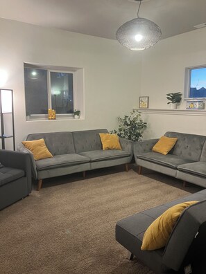 TV, fireplace - Spacious 5-bedroom house in Moscow with AC, RV Parking. Family friendly (Moscow)