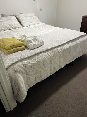 3 habitaciones, escritorio, tabla de planchar con plancha y wifi gratis