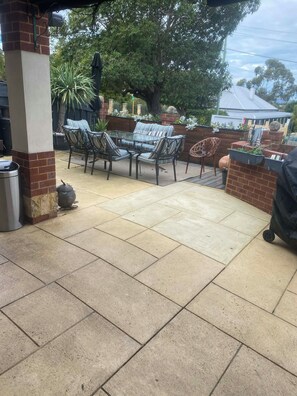 Outdoor dining - Charming 3x2 Townhouse with views! (Maylands)