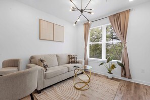 TV - Downtown Atlanta Home Away From Home---2 (Atlanta)