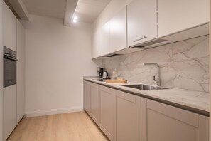 Fridge, oven, stovetop, dishwasher