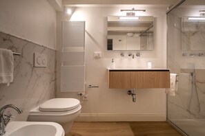 シャワー、ヘアドライヤー、ビデ、タオル