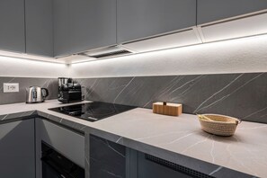 Jääkaappi, uuni, liesi, astianpesukone