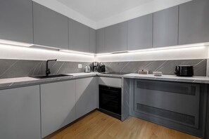 Fridge, oven, stovetop, dishwasher