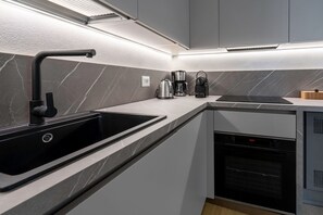 Fridge, oven, stovetop, dishwasher