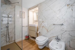 Douche, séchoir à cheveux, bidet, serviettes fournies