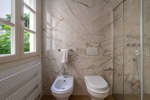 تجهيزات دش، مجففات شعر، مراحيض شطف، مناشف