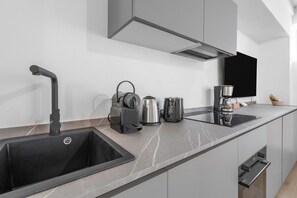Fridge, oven, stovetop, dishwasher