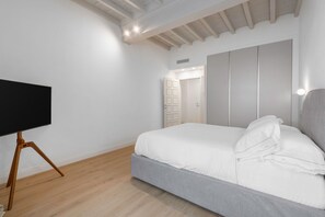 1 bedroom, iron/ironing board, travel cot, free WiFi